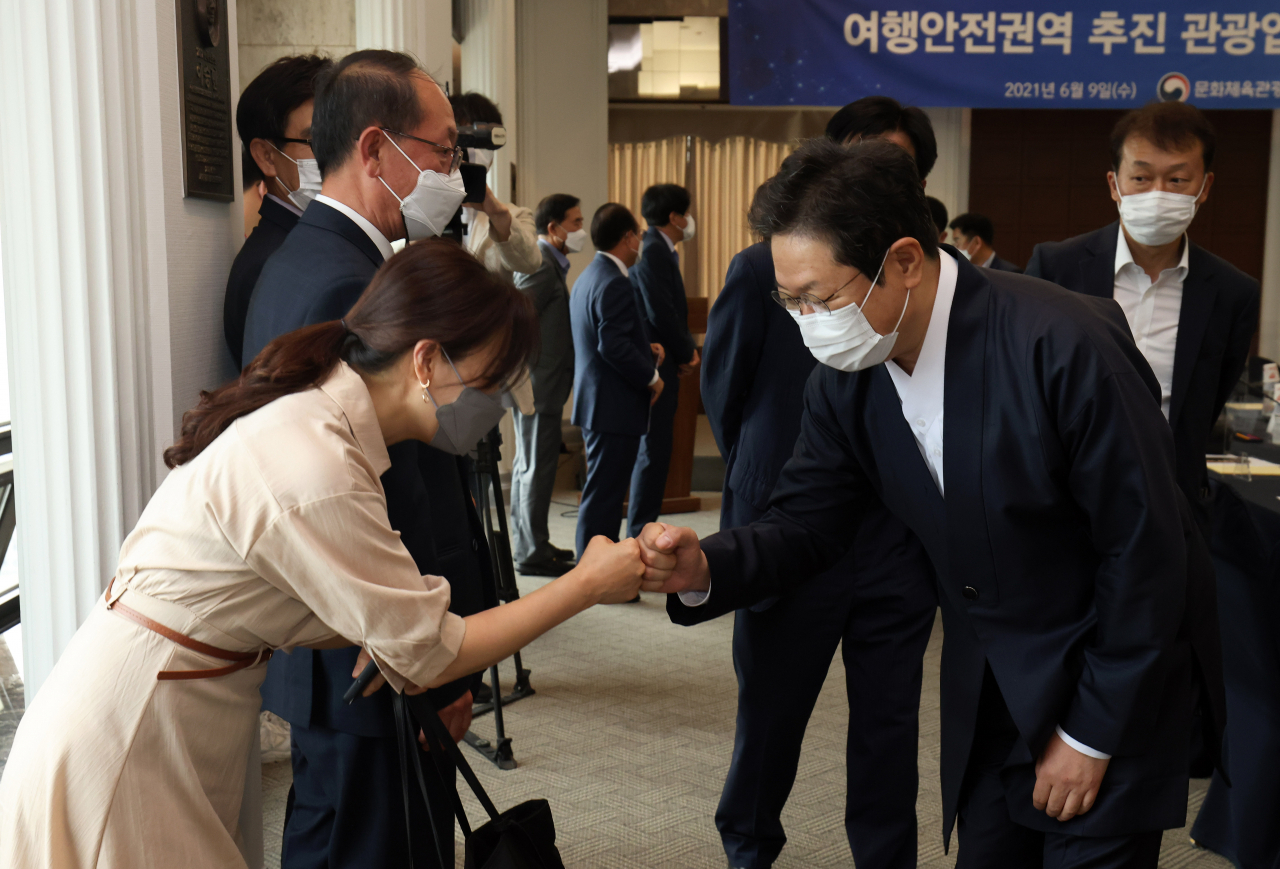 “민관이 철저히 준비해 트래블버블 꼭 성공합시다.” 황희 문화체육관광부 장관이 9일 서울 중구 한국프레스센터에서 열린 여행안전권역 추진 관광업계 간담회에서 참석자와 인사를 나누고 있다.