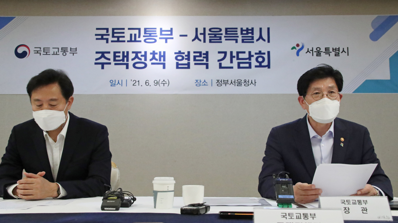 노형욱 국토교통부 장관과 오세훈 서울시장이 9일 오후 정부서울청사에서 주택정책 협력 강화방안 간담회 자리를 마련했다. [연합]