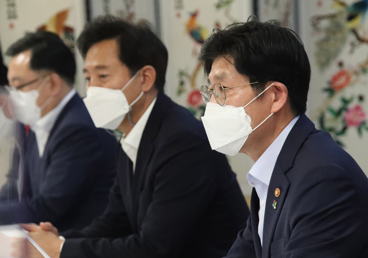 노형욱 국토교통부 장관이 9일 오후 정부서울청사에서 열린 국토부-서울시 주택정책 협력 강화방안 간담회에서 발언하고 있다. 왼쪽 두 번째는 오세훈 서울시장. [연합]