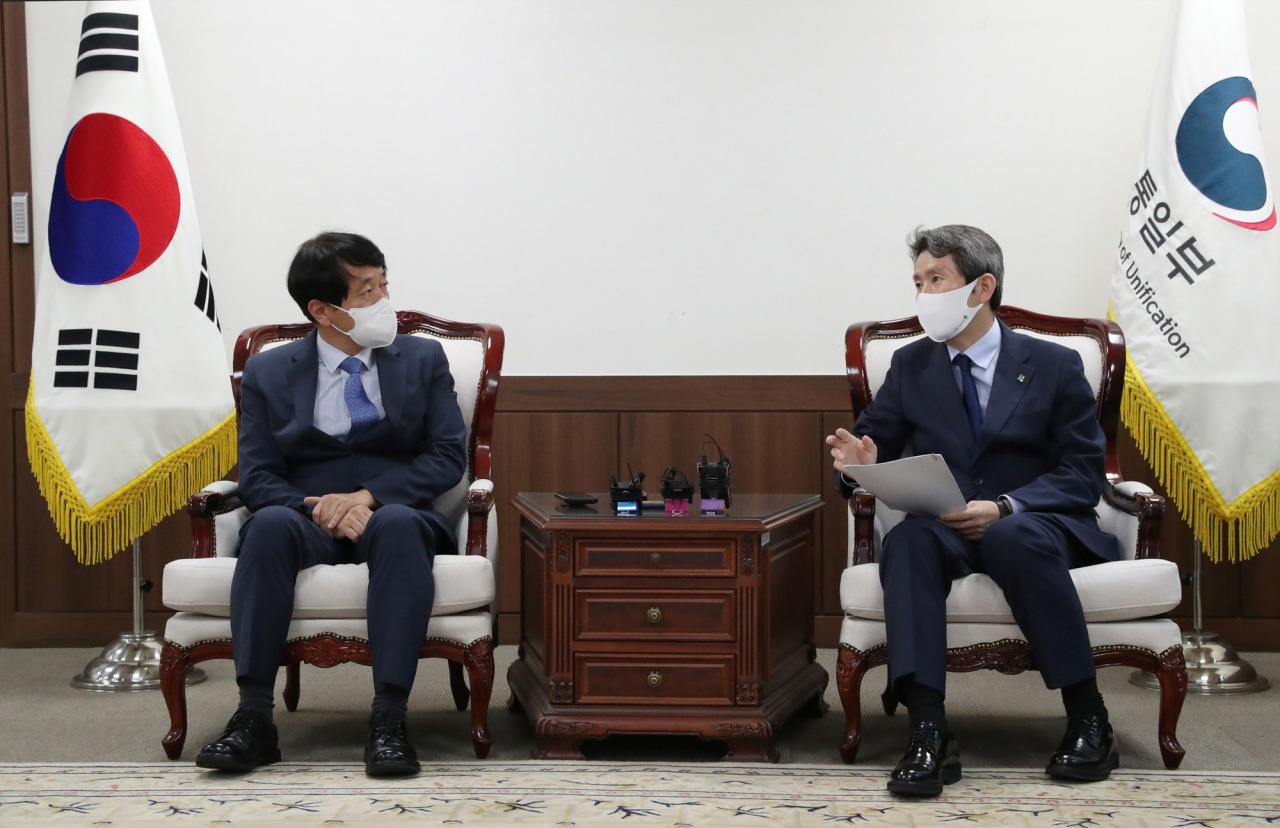 이인영 통일부 장관(오른쪽)이 9일 정부서울청사에서 안영배 한국관광공사 사장과 면담하고 있다. [통일부 제공]