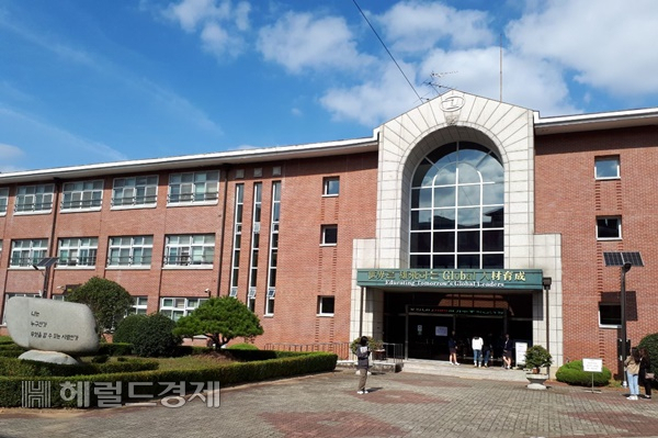 전남외국어고등학교 본관.
