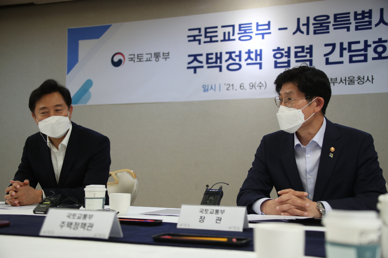 오세훈 서울시장(왼쪽)과 노형욱 국토교통부 장관이 9일 오후 정부서울청사에서 열린 국토부-서울시 주택정책 협력 강화방안 간담회에서 발언하는 모습. [연합]