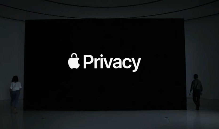 애플은 7일(현지시각) 온라인으로 진행된 세계개발자회의(WWDC)에서 올 가을부터 새로 적용할 iOS15의 기능을 소개했다. 신규 클라우드 서비스 ‘아이클라우드 플러스’를 이용하면 이용자와 웹사이트 간 통신 내용을 제3자에 노출되지 않도록 할 수 있다. [애플 유튜브 계정]