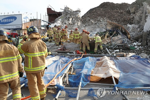 광주 학동 재개발 구역에서 건물 붕괴사고가 발생해 소방당국이 철거작업을 벌이고 있다. [연합]