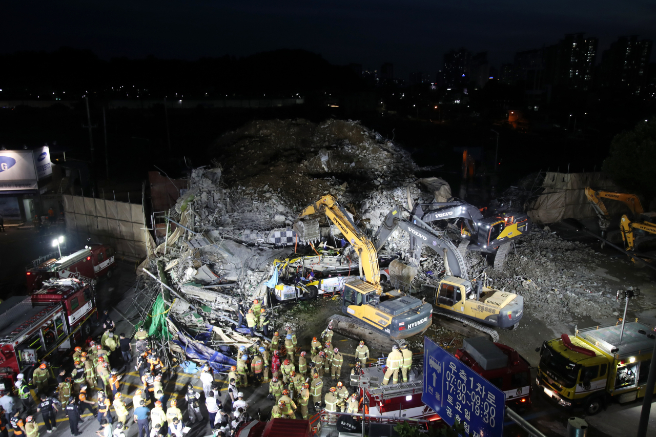 9일 오후 광주 동구 학동의 한 철거 작업 중이던 건물이 붕괴, 도로 위로 건물 잔해가 쏟아져 시내버스 등이 매몰됐다. 사진은 사고 현장에서 119 구조대원들이 구조 작업을 펼치는 모습. [연합]