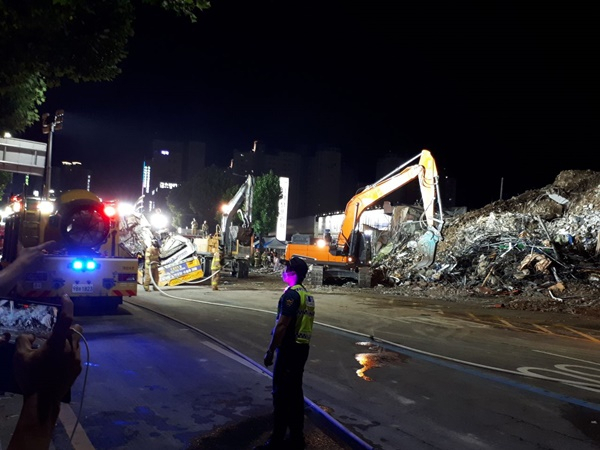 10일 자정께 건물 붕괴사고가 발생한 광주 학동재개발 구역에 밤샘 잔해물 제거 작업이 한창인 가운데 경찰이 안전사고를 우려해 접근을 차단하고 있다. /박대성 기자