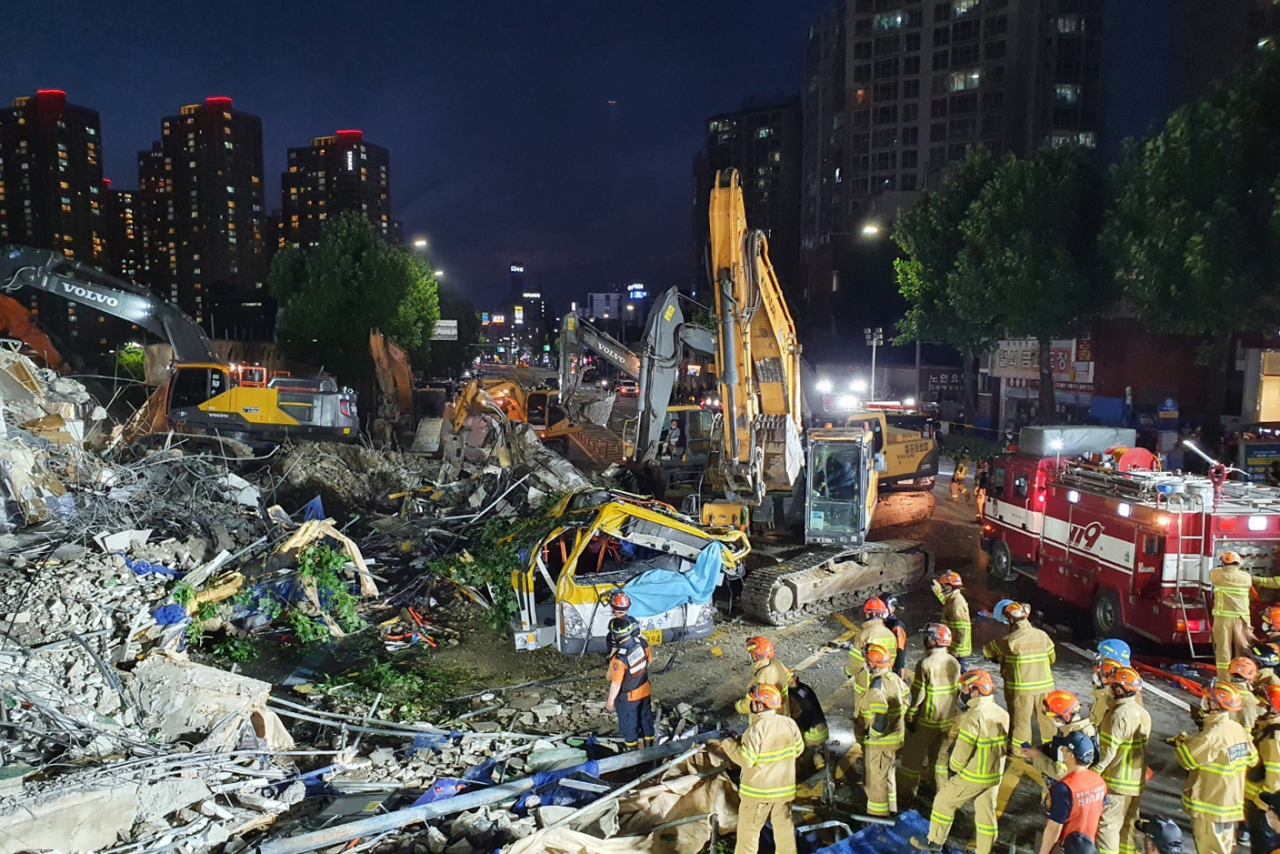 9일 오후 건물 붕괴 사고가 발생한 광주 동구 학동 재개발지역에서 소방당국이 밤새 구조작업을 벌이는 모습. [연합]