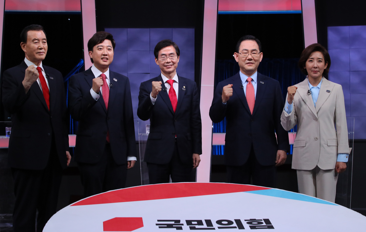 국민의힘 당 대표에 도전하는 나경원(오른쪽부터), 주호영, 조경태, 이준석, 홍문표 후보가 9일 서울 여의도 KBS에서 열린 TV토론회에서 토론시작에 앞서 기념촬영을 하고 있다. [연합]