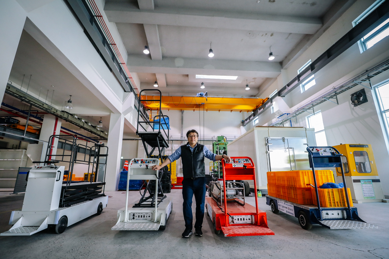 스마트팜 다기능 농작업 로봇을 개발한 생기원 임대영 박사. 무인 자율주행 플랫폼 위에 리프팅용, 방제용, 운송용 작업대가 탑재돼 있다. [한국생산기술연구원 제공]