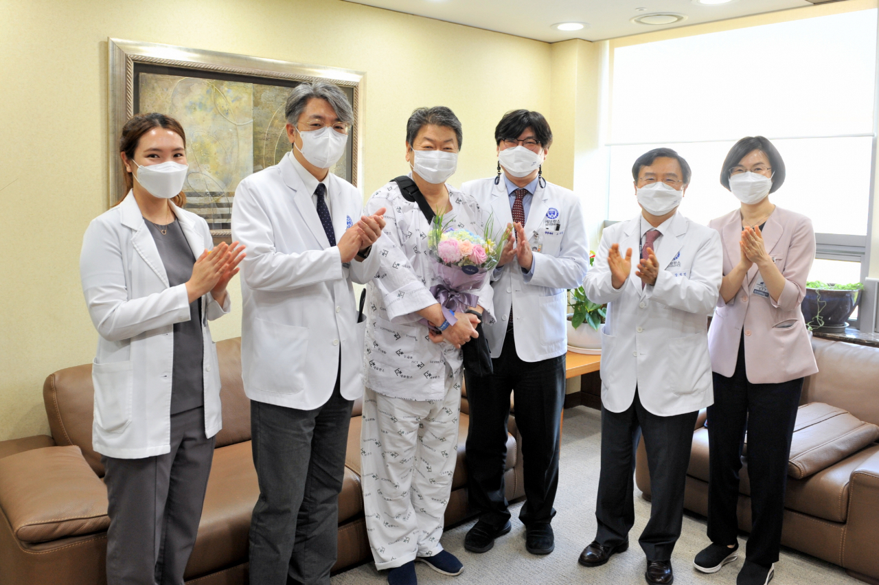 [사진설명] : (왼쪽부터) 심장내과 정진아 간호사, 심장혈관외과 윤영남 교수, 김영대 씨, 심장내과 오재원 교수, 강석민 교수, 김현주 간호파트장