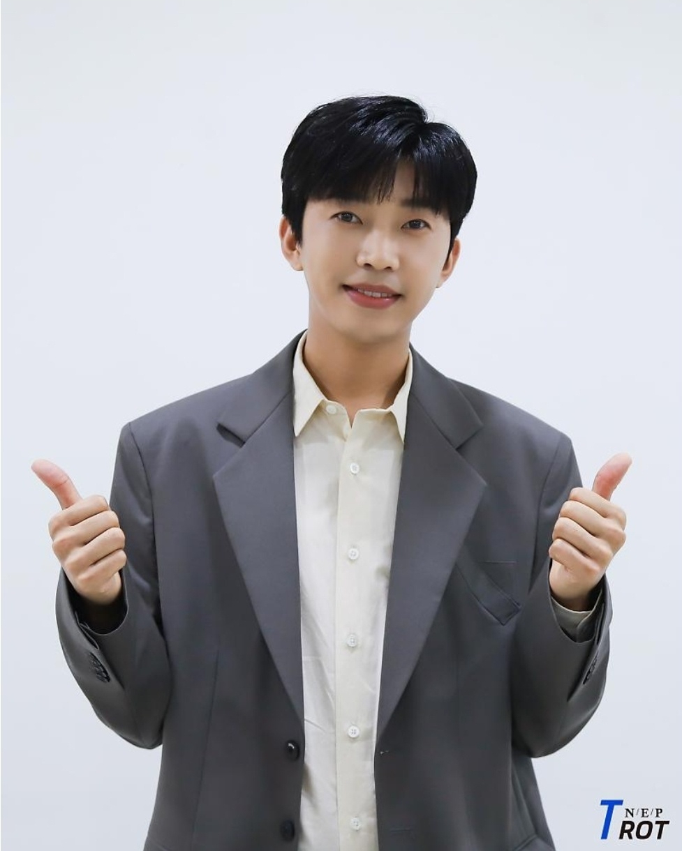 국내 최고의 팬덤 열정을 자랑하는 임영웅이 팬틀과 엄청난 케미를 보이는 가운데, 공식 팬클럽 영웅시대를 비롯해 전국 각지의 팬들이 16일 임영웅의 생일을 앞두고 나눔사랑 릴레이를 이어가고 있다.