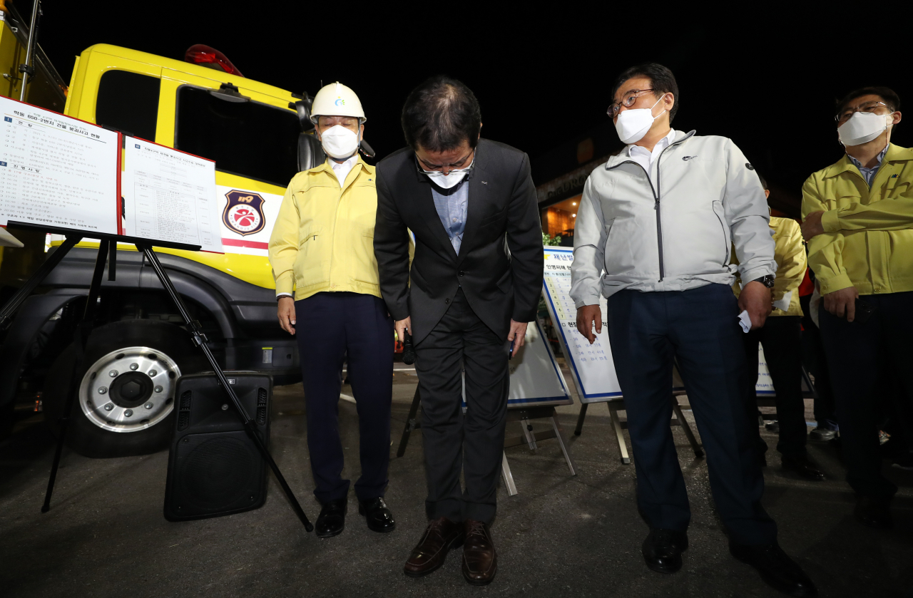 권순호 HDC현대산업개발 사장이 10일 오전 광주 동구 학동 철거건물 붕괴 사고 현장을 찾아 대시민 사과를 하고 있다. 현대산업개발은 전날 9명이 숨지고 8명이 다친 사고 발생지인 주택재개발 정비사업의 시공사이다. 철거건물 잔해가 정류장에 멈춰 선 시내버스를 덮치면서 운전기사와 승객 등 17명이 사상을 입었다. [연합]
