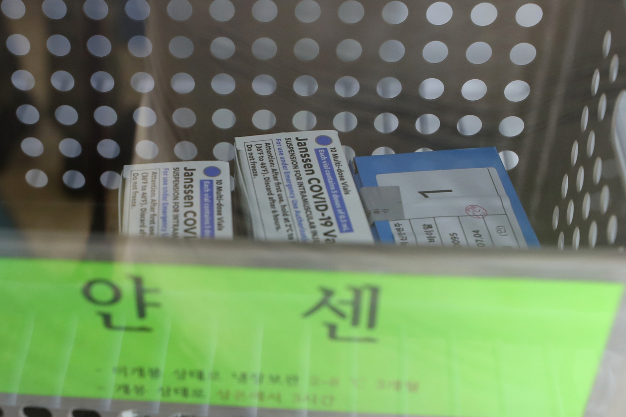 신종 코로나바이러스 감염증(코로나19) 예방접종 위탁의료기관인 광주 광산구 신가병원에 9일 오전 얀센 백신이 도착해 냉장 보관 중이다. 연합뉴스