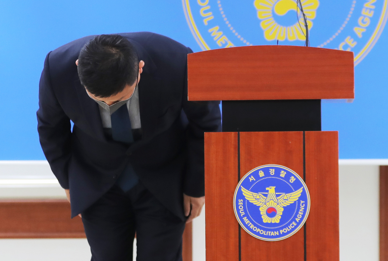 강일구 서울경찰청 반부패·공공범죄수사대장이 지난 9일 오전 서울 종로구 서울경찰청사에서 이용구 전 법무부 차관 택시기사 폭행 사건에 대한 진상조사 결과를 발표하기 전 국민께 심려를 끼쳐 죄송하다며 머리 숙여 사과하고 있다. [연합]