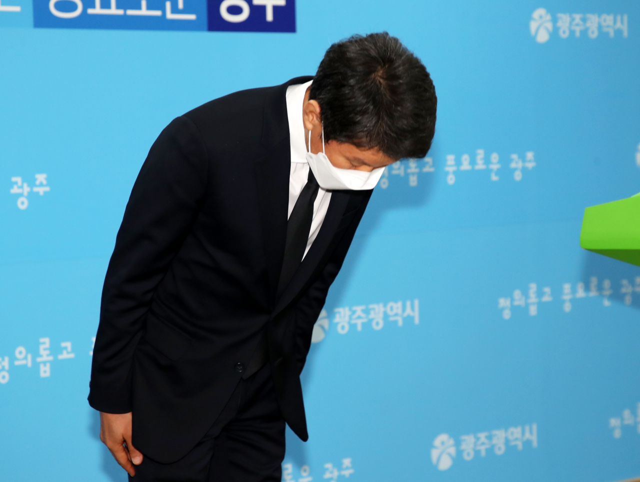 정몽규 HDC그룹 회장이 10일 오전 광주시청 브리핑룸에서 광주 철거건물 붕괴 사고 관련 기자회견하며 고개를 숙이고 있다. HDC(현대산업개발)는 전날 9명이 숨지고 8명이 다친 사고 발생지인 주택재개발 정비사업의 시공사다. [연합]