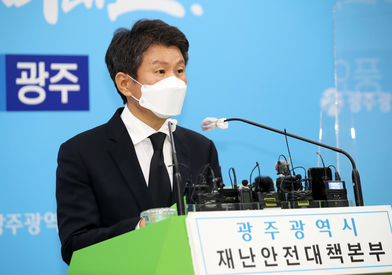 정몽규 HDC그룹 회장이 10일 오전 광주시청 브리핑룸에서 광주 철거건물 붕괴 사고 관련 기자회견하고 있다. HDC그룹의 HDC현대산업개발은 전날 9명이 숨지고 8명이 다친 사고 발생지인 주택재개발 정비사업의 시공사다. [연합]