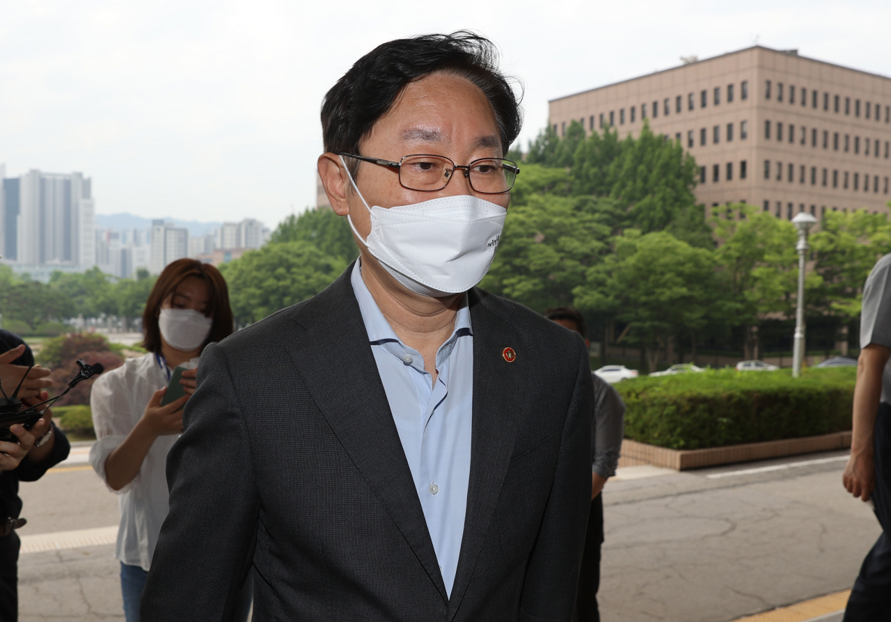 박범계 법무부 장관이 10일 오전 정부과천청사 법무부로 출근하고 있다. [연합]