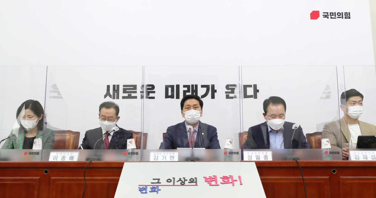김기현 국민의힘 당 대표 권한대행 겸 원내대표(가운데)가 10일 서울 여의도 국회에서 열린 비상대책위원회의에서 발언하고 있다. [헤럴드경제=이상섭 기자]