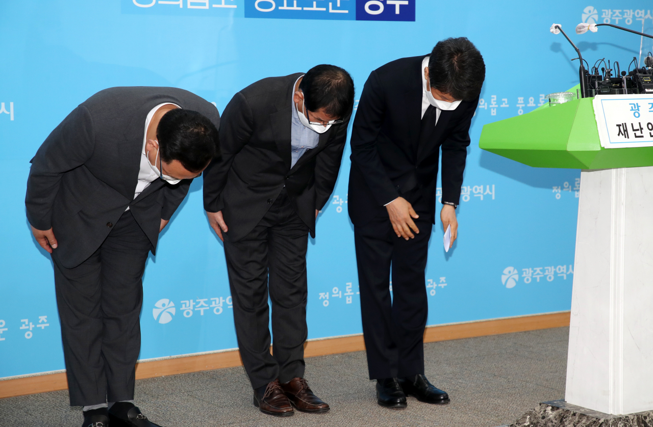 정몽규(오른쪽) HDC그룹 회장이 10일 오전 광주시청 브리핑룸에서 광주 철거건물 붕괴 사고 관련 기자회견 고을 마치며 고개를 숙이고 있다. HDC(현대산업개발)는 전날 9명이 숨지고 8명이 다친 사고 발생지인 주택재개발 정비사업의 시공사다. [연합]