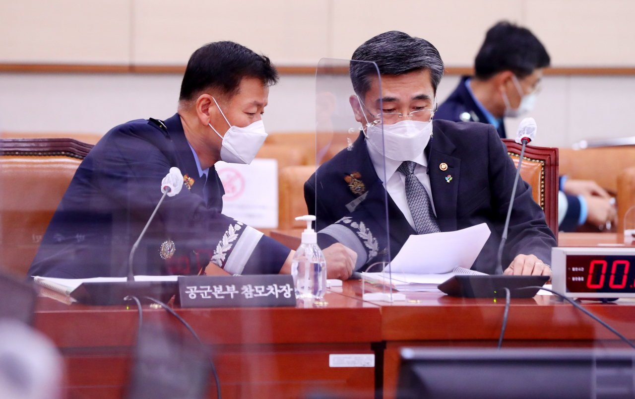서욱 국방부 장관과 정상화 공 참모차장이 10일 오전 공군 부사관 사망사건 관련 긴급현안 질의가 열린 국회 법제사법위원회 전체회의에 출석한 가운데 대화를 나누고 있다. [연합]
