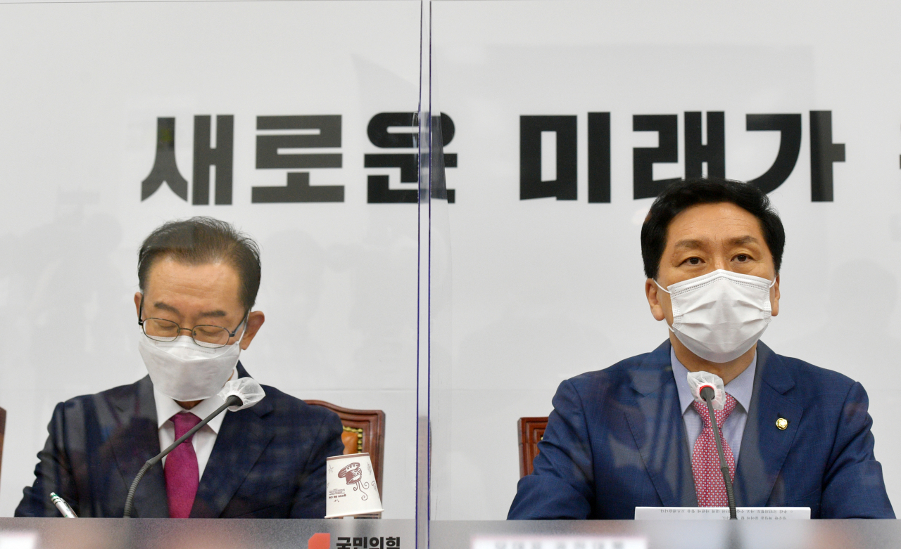 김기현 국민의힘 당 대표 권한대행 겸 원내대표(오른쪽)가 10일 서울 여의도 국회에서 열린 비상대책위원회의에서 발언하고 있다. [헤럴드경제=이상섭 기자]
