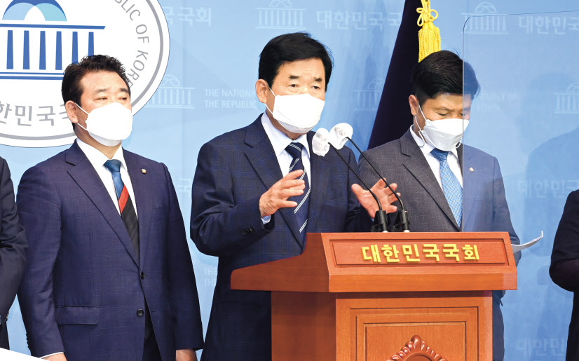 김진표 더불어민주당 부동산특위 위원장이 10일 오전 국회 소통관에서 주택시장 안정을 위해 ‘누구나 집’ 시범사업 부지로 인천·안산·화성·의왕·파주·시흥시 등 6개 지역을 선정했다고 밝히고 있다. 이상섭 기자