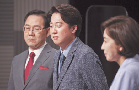 국민의힘 당대표 선거에 출마한 나경원(오른쪽 부터)·이준석·주호영 후보가 지난달 31일 서울 마포구 상암 MBC스튜디오에서 열린 100분 토론회에 참석하고 있다. [연합]