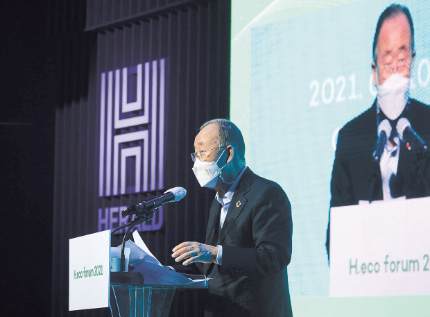 헤럴드의 친환경 행보를 본격화하는 첫 걸음인 제1회 ‘H.eco포럼(헤럴드환경포럼)’이 10일 서울 이촌동 노들섬 다목적홀에서 열린 가운데 글로벌녹색성장기구(GGGI) 총회 의장을 맡고 있는 반기문 전 유엔 사무총장이 기조연설을 하고 있다. 이상섭 기자/babtong@