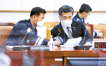서욱(오른쪽) 국방부 장관과 정상화 공군 참모차장이 10일 오전 공군 부사관 사망사건 관련 긴급현안 질의가 열린 국회 법제사법위원회 전체회의에 출석했다. [이상섭 기자]
