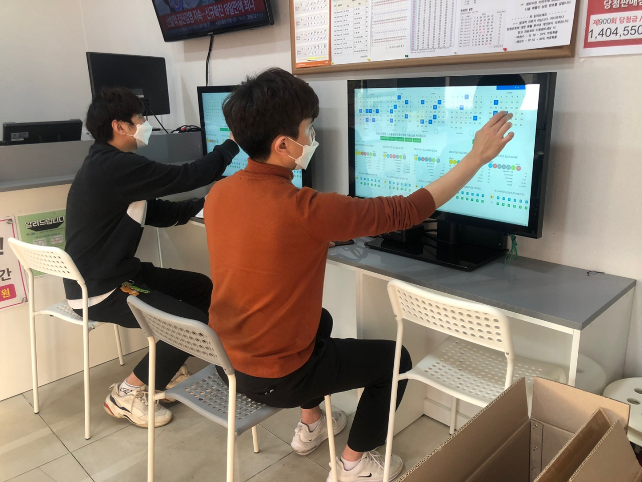 복권 소비자들이 톡앤통의 프로토 경기분석 데이터와 전자게시판을 이용하고 있다. [톡앤통 제공]