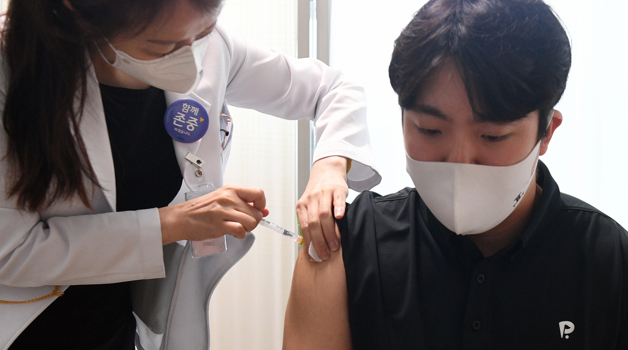 30세 이상 예비군·민방위 등에 대한 코로나19 얀센 백신 접종이 시작된 10일 오전 대구 남구 드림종합병원(지정 위탁의료기관)에서 한 시민이 백신을 접종하고 있다. [연합]