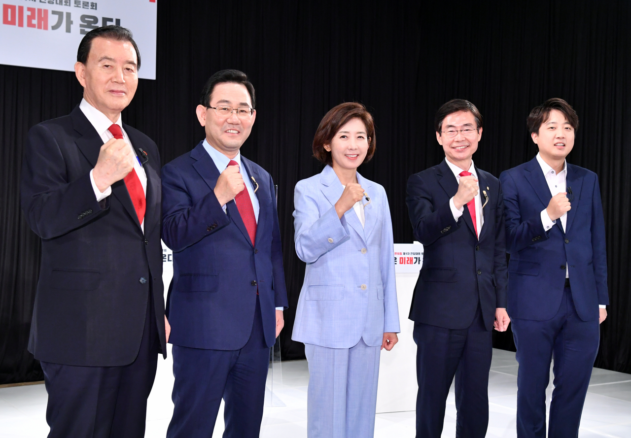 국민의힘 당대표에 출마한 홍문표(왼쪽부터), 주호영, 나경원, 조경태, 이준석 후보가 지난 8일 서울 용산구 효창동 백범김구기념관에서 열린 국민의힘 제1차 전당대회 '오른소리 토론회'에 앞서 기념촬영하고 있다. [국회사진기자단]
