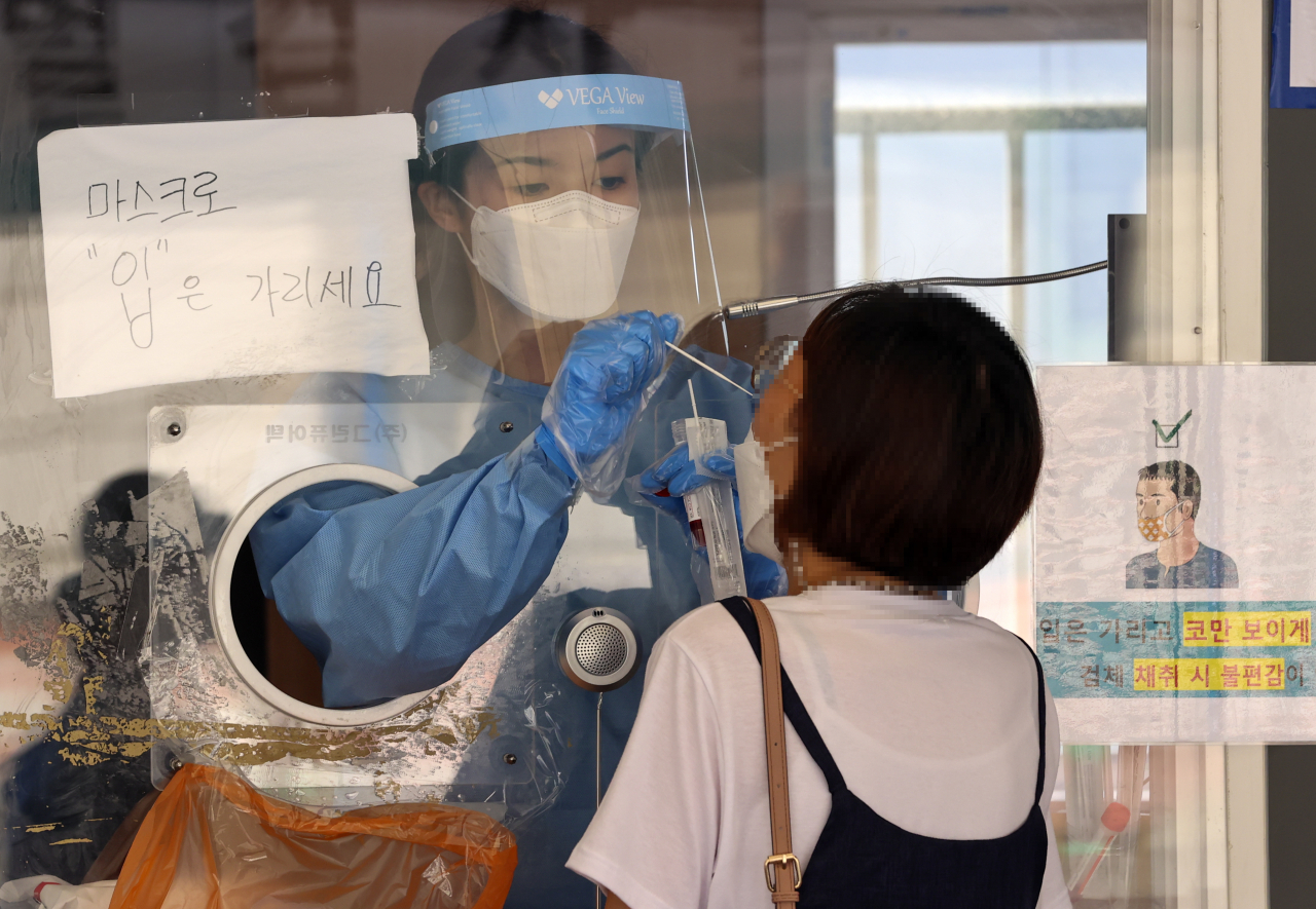 지난 9일 서울역 광장 중구임시선별검사소에서 한 시민이 코로나19 검사를 받고 있다. [연합]