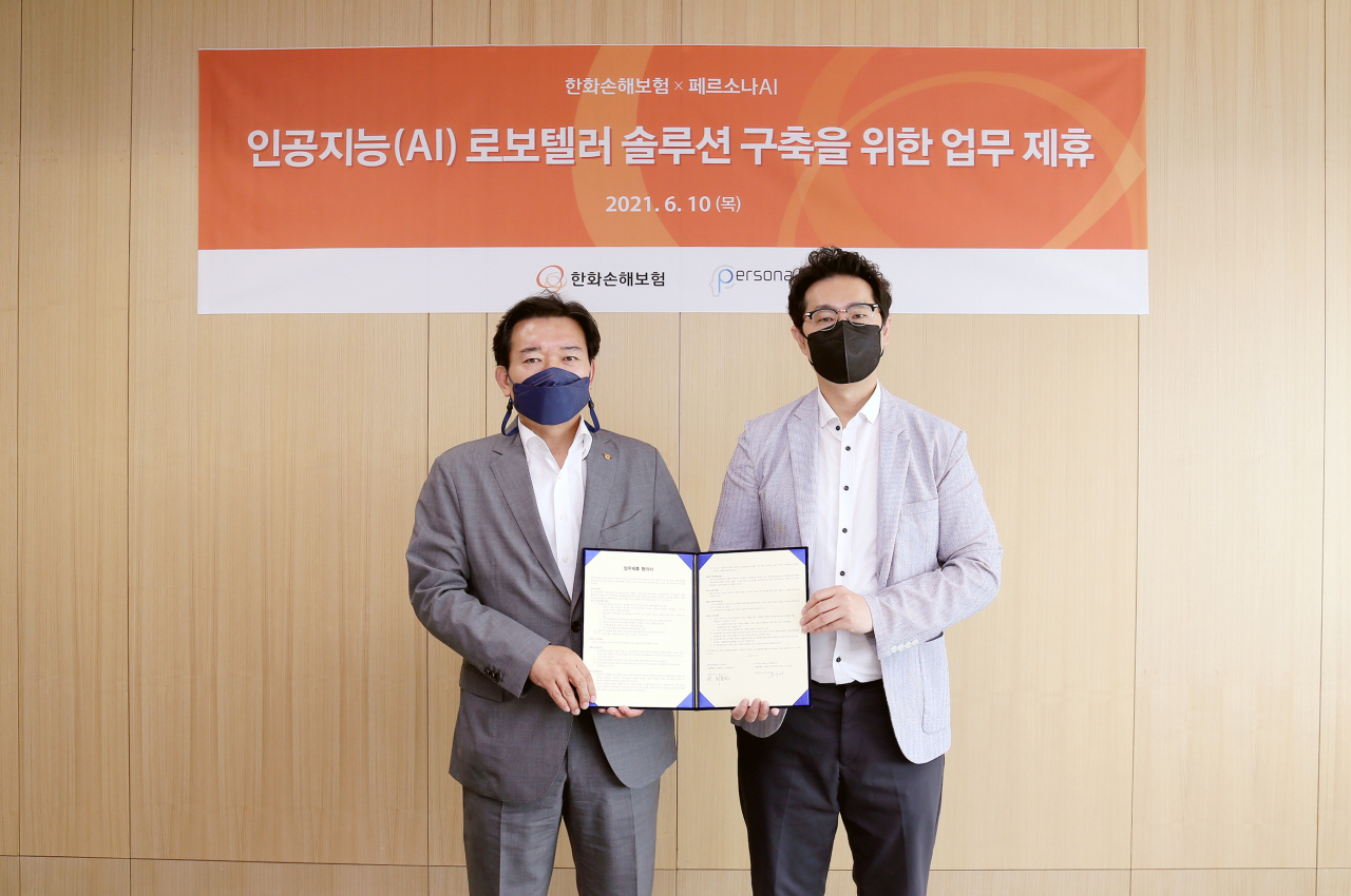 한화손해보험 디지털전략팀장 최용민(왼쪽) 상무와 페르소나 AI 유승재(오른쪽) 대표가 ‘AI 기반 인슈어런스 로보텔러 도입’을 위한 업무협약을 맺고 기념촬영을 하고 있다.