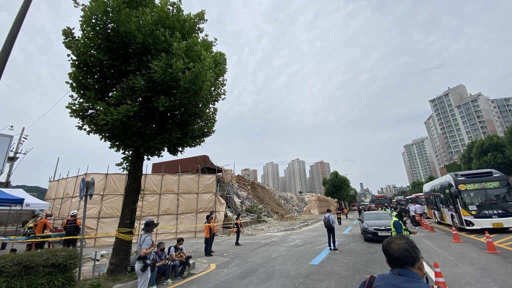 10일 오후 광주 동구 학동 건물붕괴 사고 현장 주변 가로수 모습.[연합]