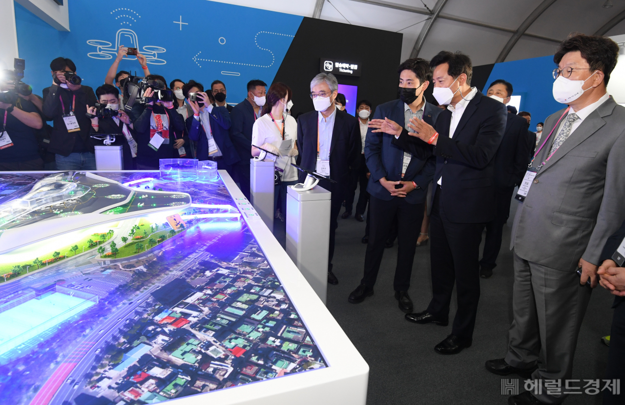 10일 상암동 문화비축기지에서 열린 '2021 서울 스마트모빌리티 엑스포'에서 오세훈 서울시장이 전시장을 둘러보고 있다. [서울시 제공]