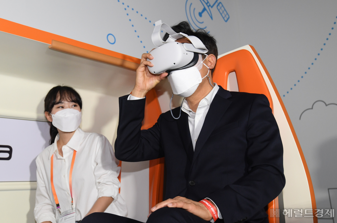 10일 상암동 문화비추기지에서 열린 '2021 서울 스마트모빌리티 엑스포'에서 오세훈 서울시장이 장비시연을 하고 있다. [서울시 제공]