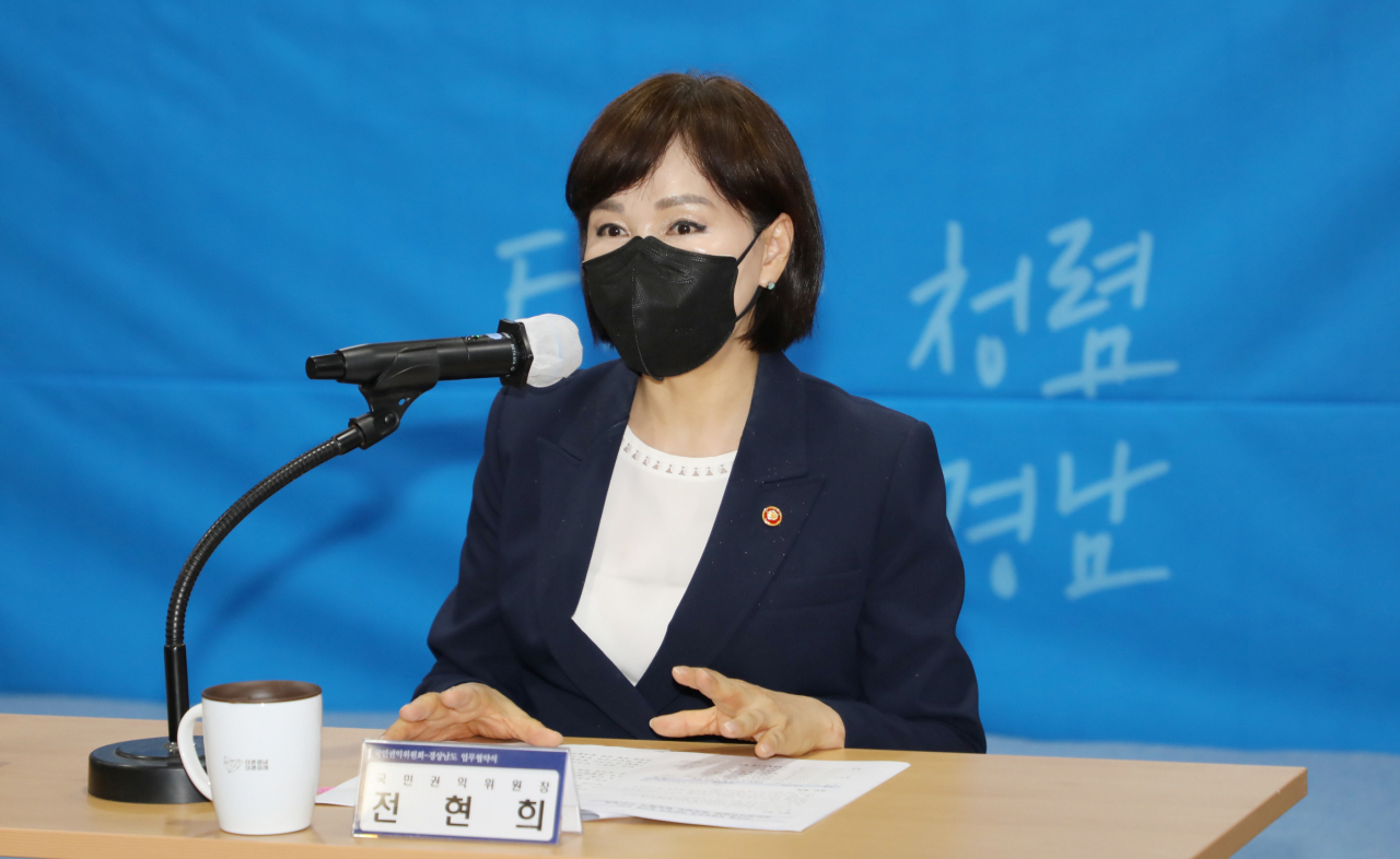 전현희 국민권익위원회 위원장은 정의당과 열린민주당, 국민의당, 기본소득당, 시대전환 등이 의뢰한 부동산 현황 전수조사와 관련해 정치적 중립을 지킨다는 차원에서 직무회피를 신청했다. 전 위원장이 10일 경남도청에서 열린 청렴사회 구현과 국민권익 증진을 위한 업무협약식에서 인사말을 하고 있다. [연합]