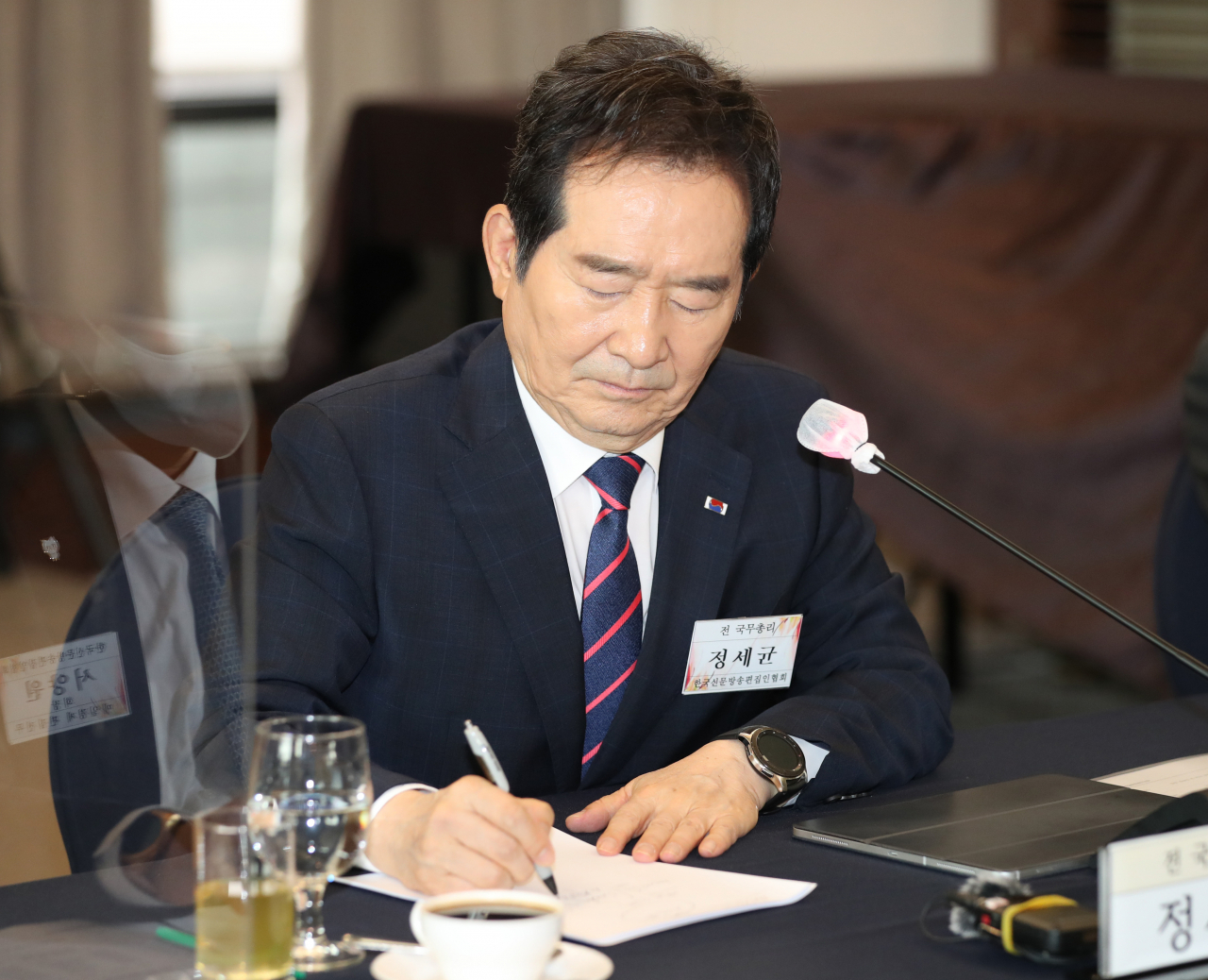 정세균 전 국무총리가 지난 9일 오전 서울 프레스센터에서 열린 한국신문방송편집인협회 초청토론회에서 패널들의 질문을 메모하고 있다. [연합]