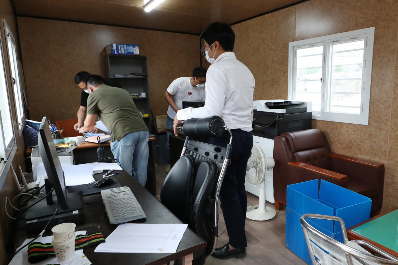 사상자 17명이 발생한 광주 철거 건물 붕괴 사고와 관련, 경찰이 지난 10일 오후 광주 동구 학동 재개발구역 내 현장 사무실을 압수수색하고 있다. 지난 9일 발생한 사고로 매몰된 시내버스 안에 갇힌 17명 가운데 9명이 숨지고 7명이 중상을 입었다. [연합]