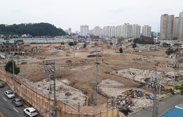 건물 붕괴사고가 발생한 광주 학동재개발 구역이 말끔이 치워져 허허벌판으로 남겨져 있다. /박대성 기자 parkds@heraldcorp.com