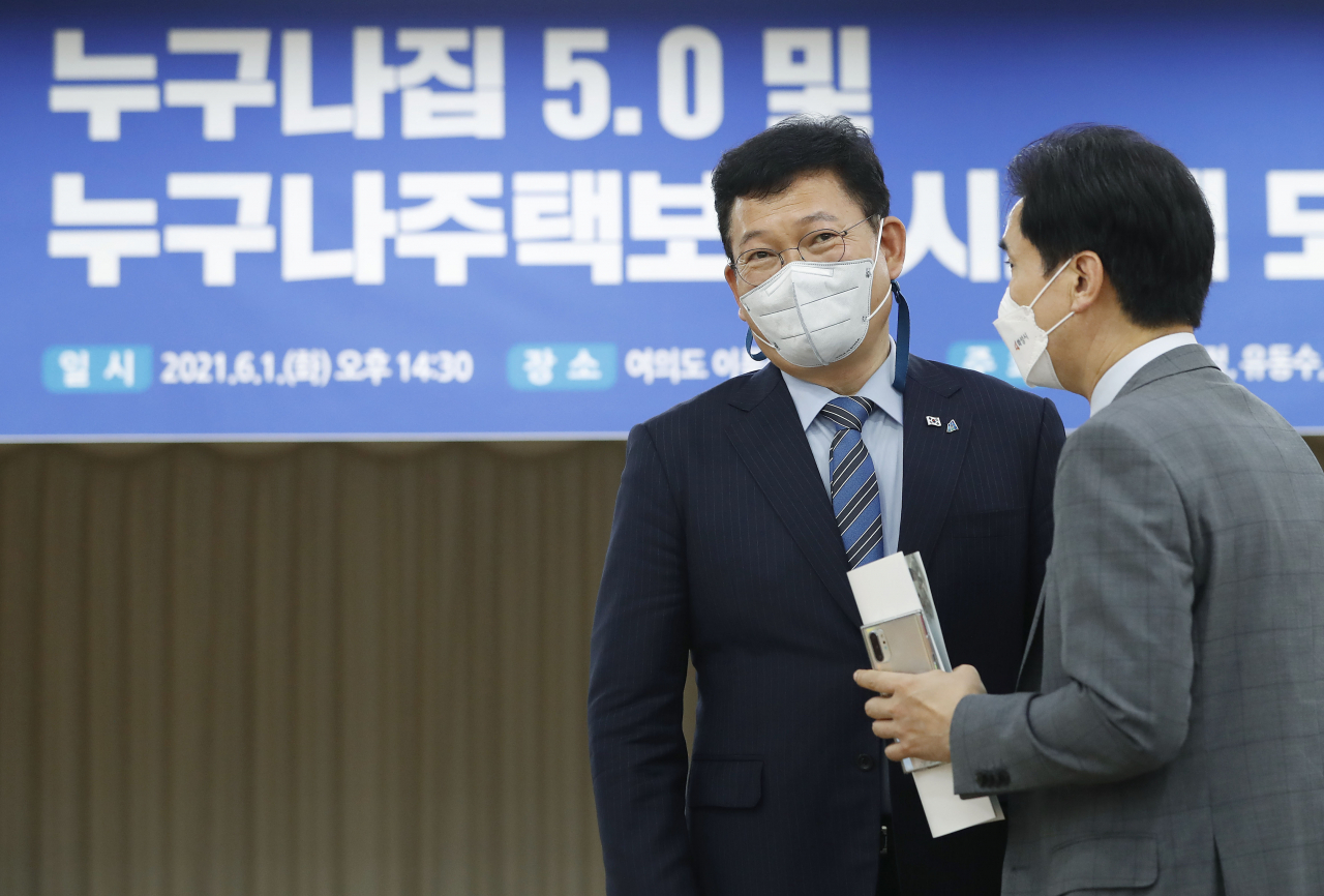 송영길 더불어민주당 대표가 누구나집 5.0 및 누구나주택보증 시스템 도입방안 세미나에 참석, 서철모 화성시장과 대화하고 있다. [연합]