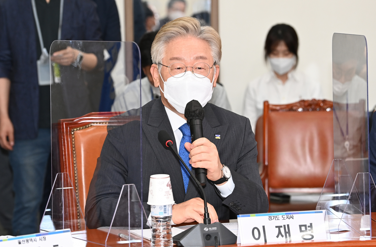 이재명 경기도지사가 10일 오후 서울 여의도 국회에서 열린 더불어민주당 시도지사 간담회에서 발언하고 있다. [이상섭 기자]