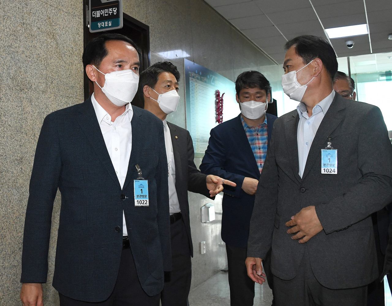 최근 논란이 된 조상호 전 더불어민주당 상근부대변인의 “최원일 천안함 함장이 부하들을 수장시켰다”는 발언에 대해서 최원일 천안함 전 함장(왼쪽)과 이성우 천안함 유족회 회장이 지난 9일 국회에서 더불어민주당 송영길 대표를 항의 방문을 한 뒤 김영호 당대표 비서실장(왼쪽 두 번째)과 이야기하고 있다. [연합]