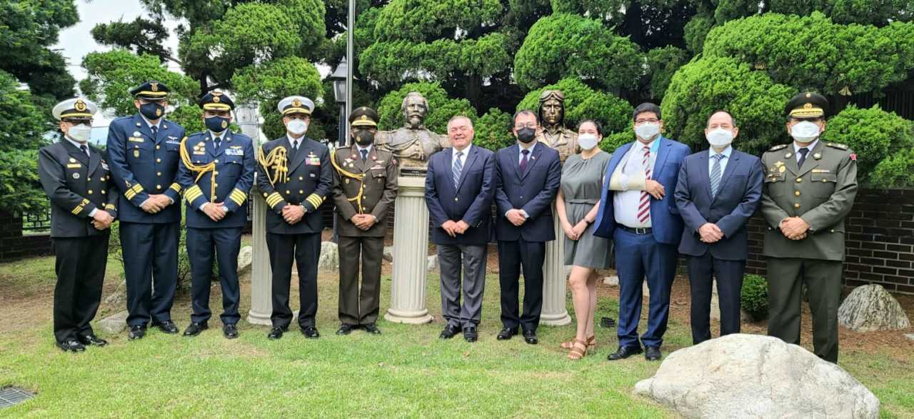 Peruvian Ambassador Daul Matute Mejia celebrates Flag Day with diplomatic officials and military personnel at the Embassy of Peru in Seoul on Monday. (Embassy of Peru in Seoul)