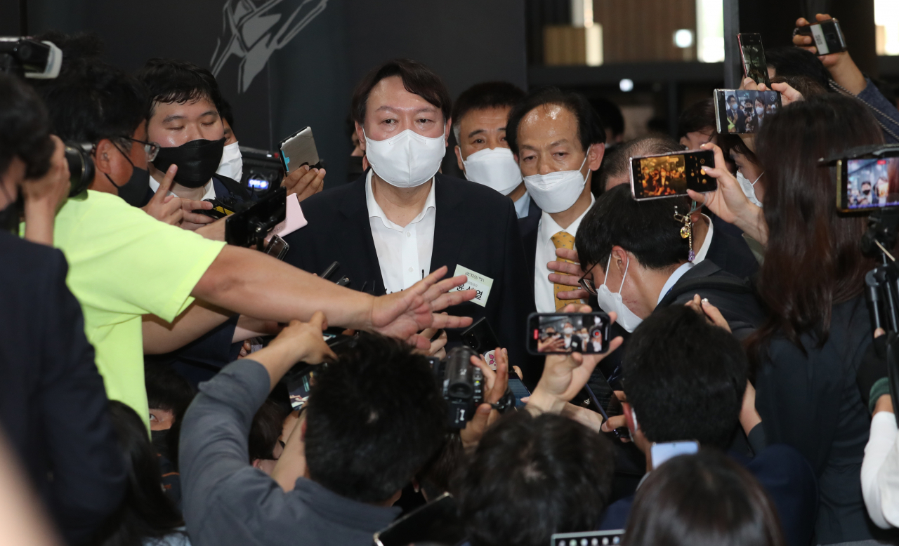 윤석열 전 검찰총장이 9일 오후 서울 중구 남산예장공원 내에 있는 우당 기념관 개관식에 참석해 전시물을 관람한 뒤 취재진에 둘러싸여 있다. [연합]