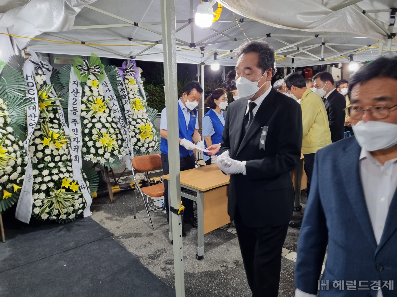 이낙연 전 더불어민주당 대표가 10일 광주 동구청 앞에 차려진 붕괴사고 희생자 분향소를 찾아 조문하고 있다. 강승연 기자/spa@heraldcorp.com
