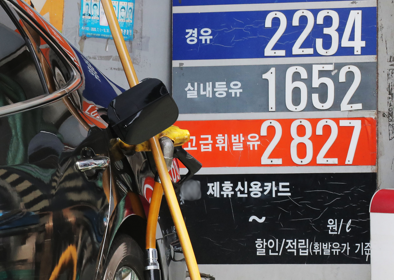 14일 오후 서울시내 한 주유소 가격 표시판에 고급휘발유 가격이 ℓ당 2천 827원을 나타내고 있다. 최근 물가 상승이 석유·원자재 등의 일시적 공급 부족과 기저효과 때문이라는 분석도 있으나 미국의 4월 소비자물가가 4% 넘게 뛴 것으로 확인되면서 국내에서도 인플레이션 우려가 커지고 있다. 연합뉴스