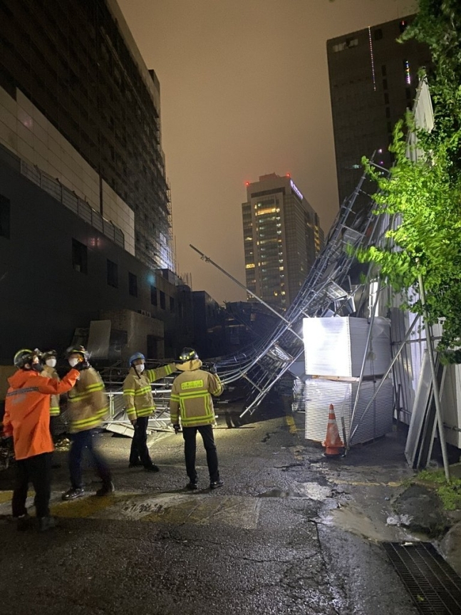 11일 새벽 사고가 발생한 서울 서초구 반포동의 쉐라톤서울팔래스강남호텔 철거 현장 모습. [연합]