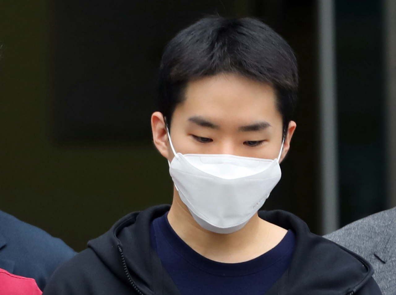 음란영상 판매 피의자 김영준이 11일 오전 검찰로 가기 위해 종로경찰서에서 나오고 있다. 김씨는 여성행세를 하며 영상 통화로 촬영한 남성들의 알몸 사진 등을 인터넷에 유포한 혐의다. 경찰은 지난 9일 김씨의 신상을 공개했다. [연합]